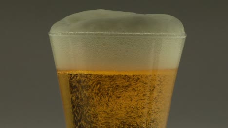 la espuma cubre un vaso de cerveza