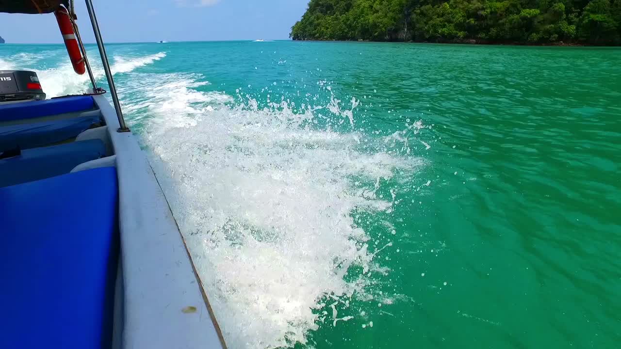 barco de velocidad en la isla de langkawi, malasia
