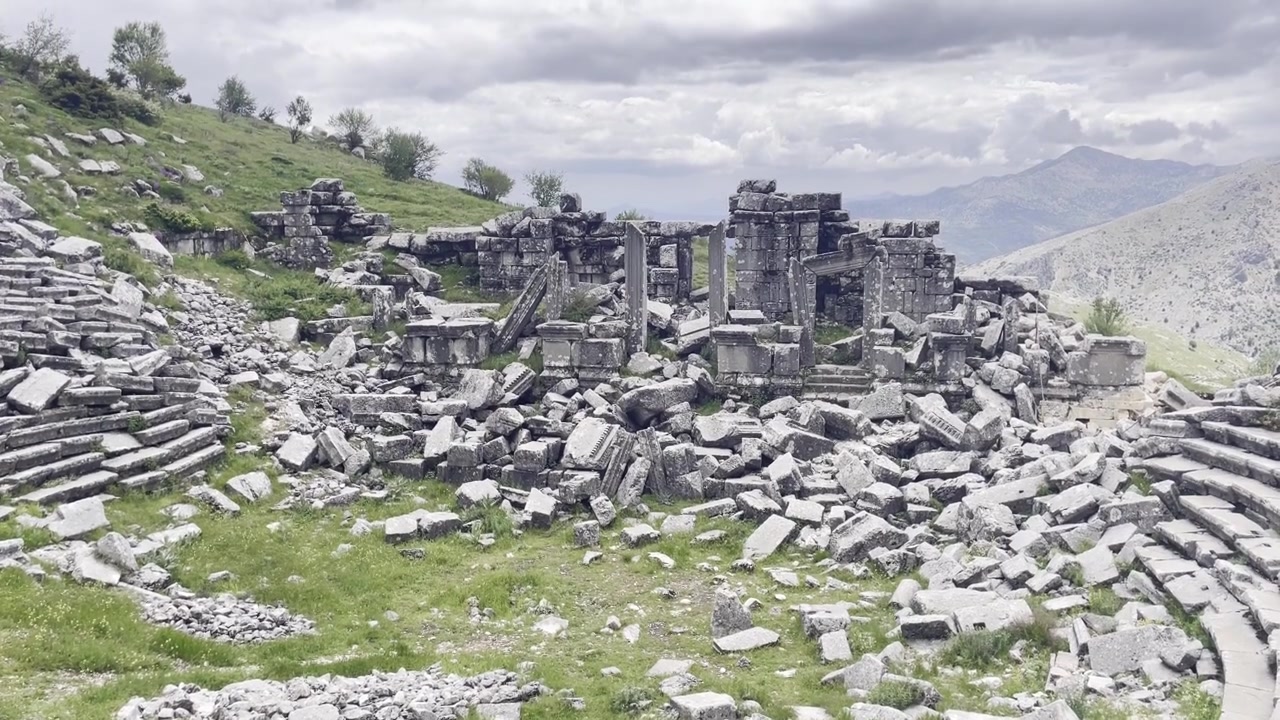 Vista aerea con drone dall'alto che domina le rovine di pietra fatiscenti e la disposizione monumentale dell'antica città di Sagalassos in Turchia. Sito archeologico classico.