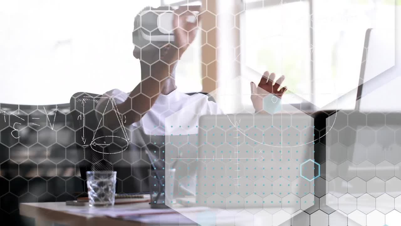 animación de fórmulas matemáticas sobre el hombre de negocios usando auriculares vr