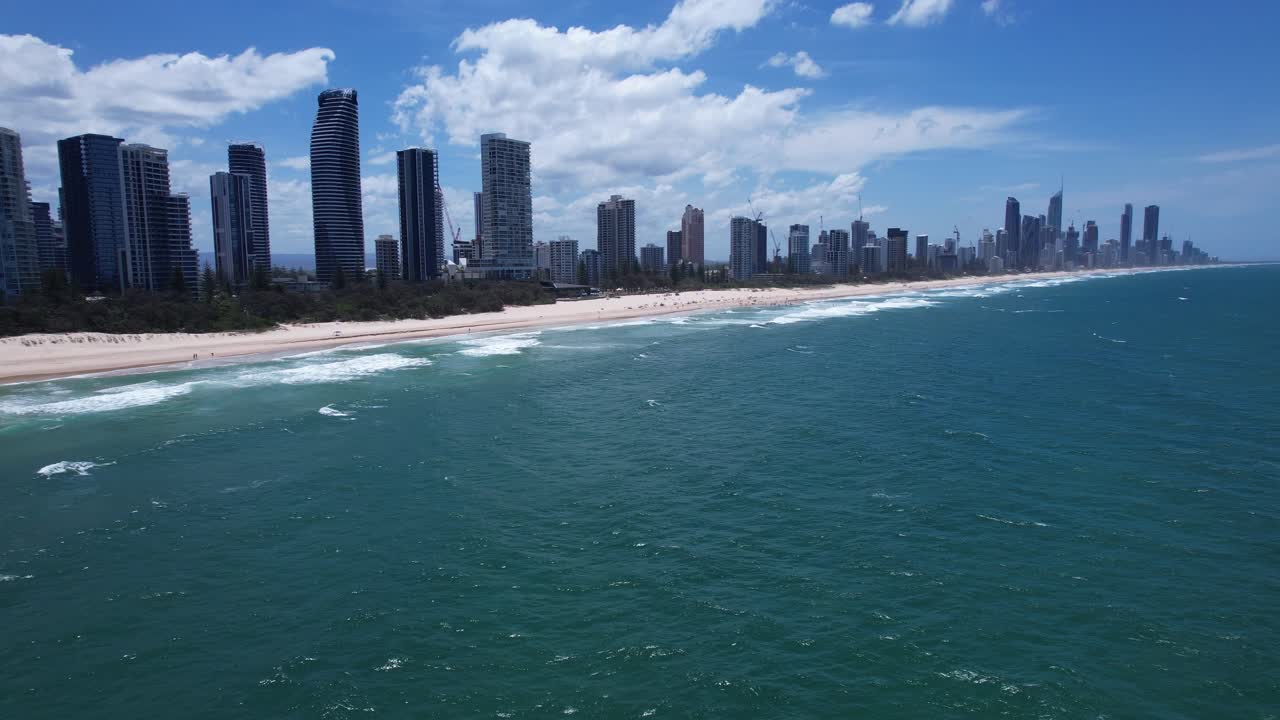 Surfers Paradise: skyline e spiaggia nella Gold Coast, Queensland, Australia. - ripresa aerea.