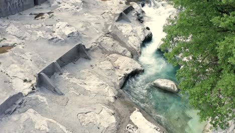 Increíble-Río-Serio-Con-Su-Verde-Cristalino-Y-Aguas-Fluidas,-Bergamo,-Valle-Seriana,-Italia