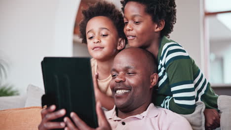 Familia-Negra,-Tableta-Para-Videollamada