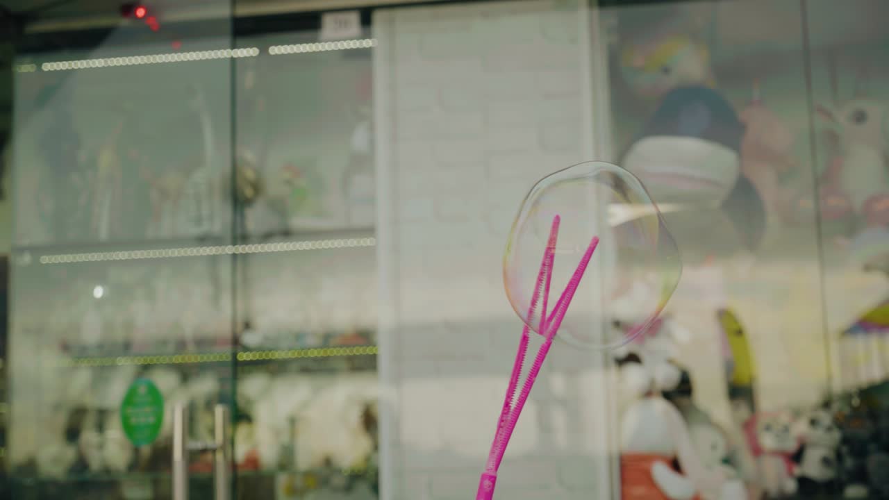 큰 비누 거품의 클로즈업. 카메라가 물체를 따라갑니다.