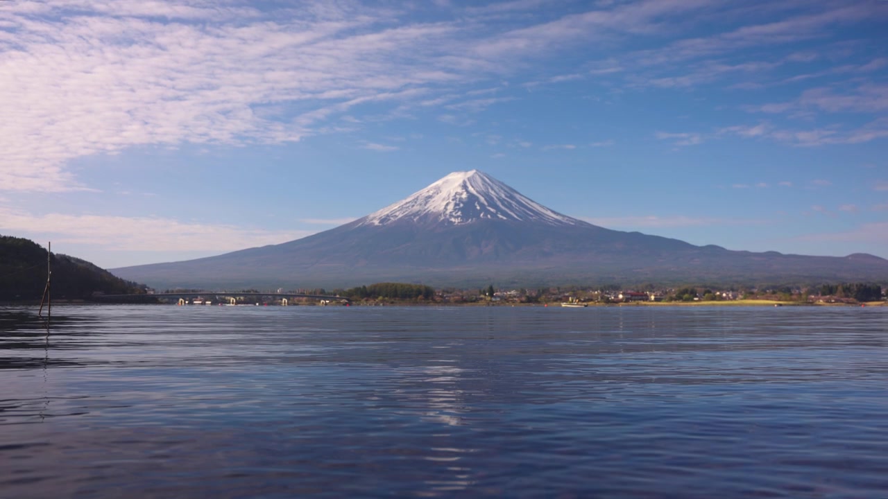 Il Monte Fuji che si riflette nell'acqua del Kawaguchiko, mattino, Giappone. Inquadratura panoramica.