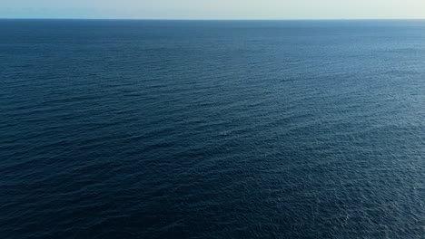 Vista-Panorámica-Aérea-Sobre-Las-Corrientes-De-Agua-Del-Océano-En-ángulo-Que-Fluyen-A-Través-De-La-Superficie-Del-Mar