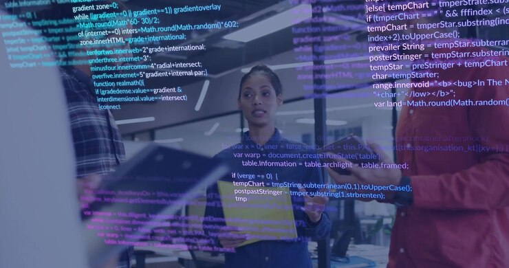 Wanita menjelaskan kode dengan folder kuning menyebabkan rekan kerja menggesek tablet dan aliran kode menyempurnakan