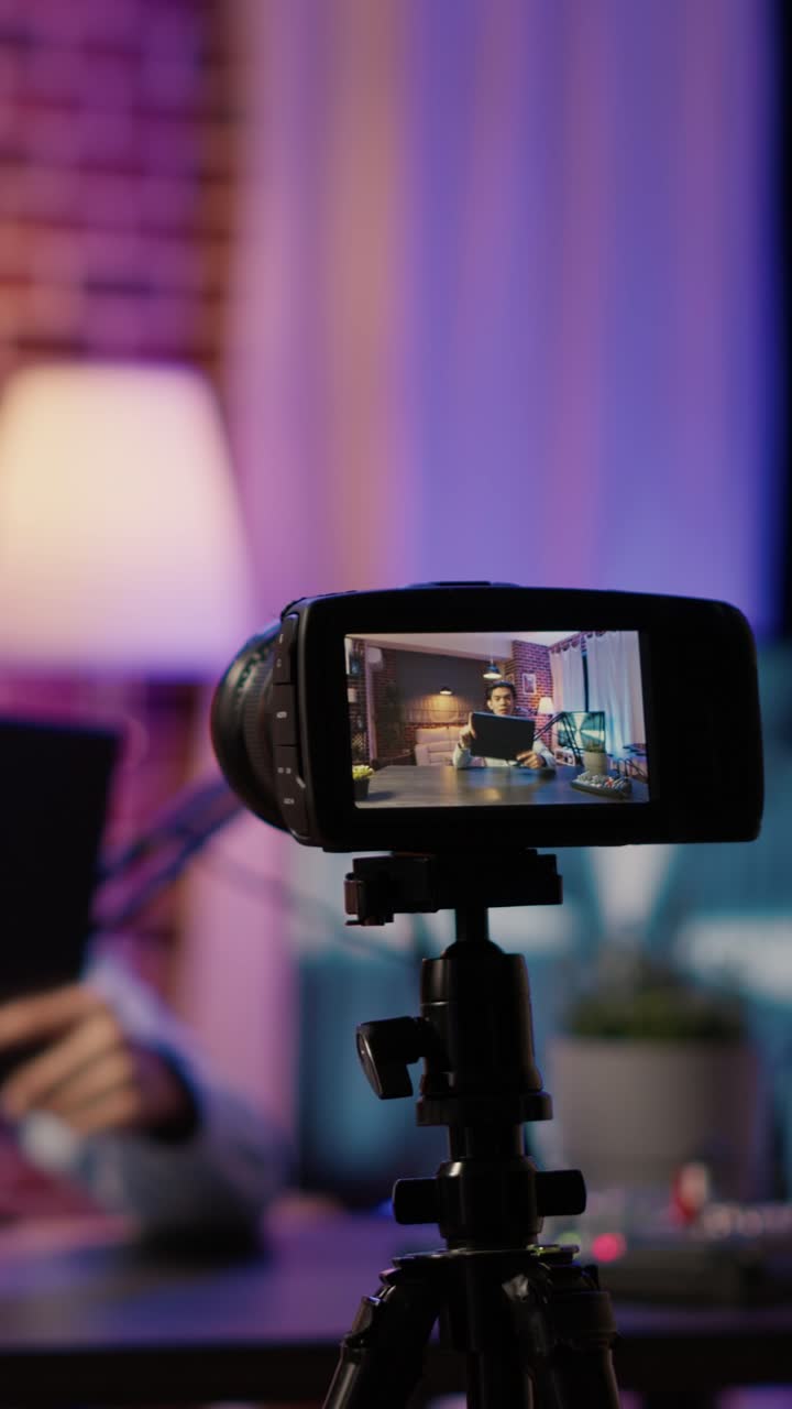 Câmera gravando um vídeo em uma sala de estar