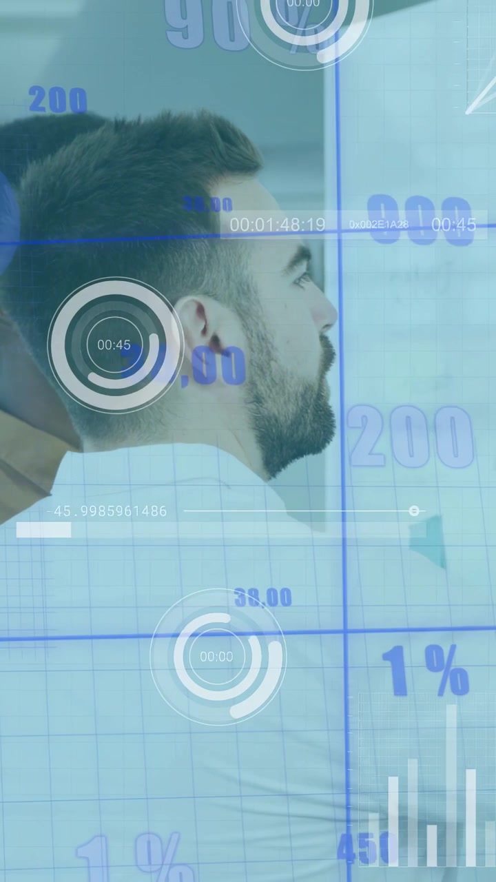 Due colleghi che esaminano i dati analitici, un uomo in camicia bianca che indica un display trasparente con HUD sovrapposto.