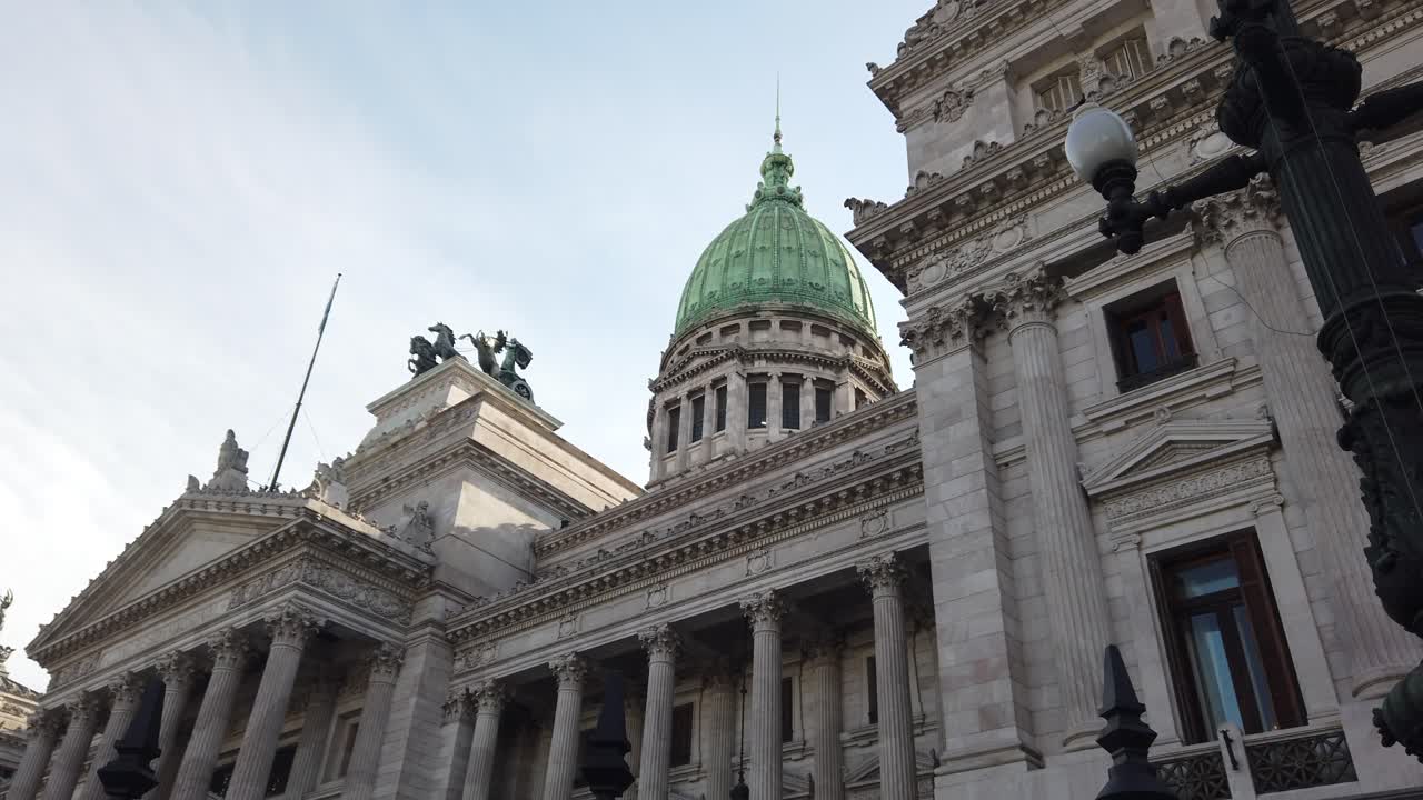 Edificio del Congreso Nacional Argentino en contrapicado al atardecer. Arquitectura gubernamental dramática.
