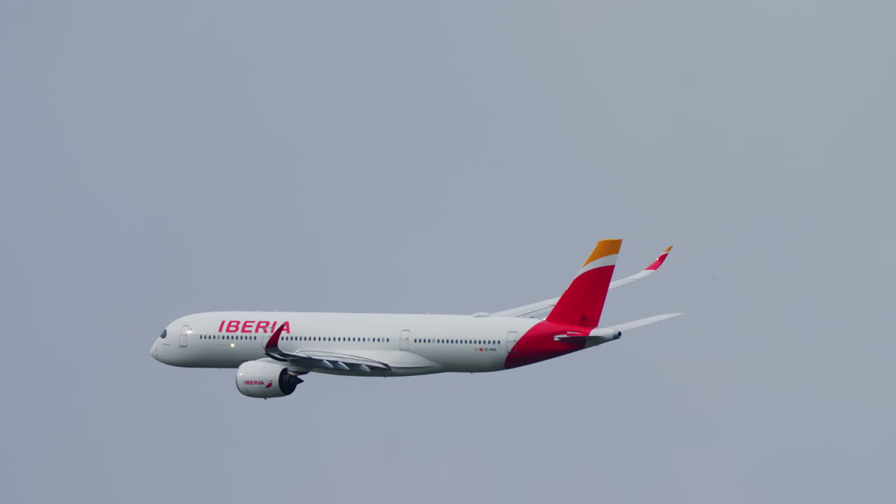 Iberia Airbus A350 Aereo Passeggeri in Volo nel Cielo