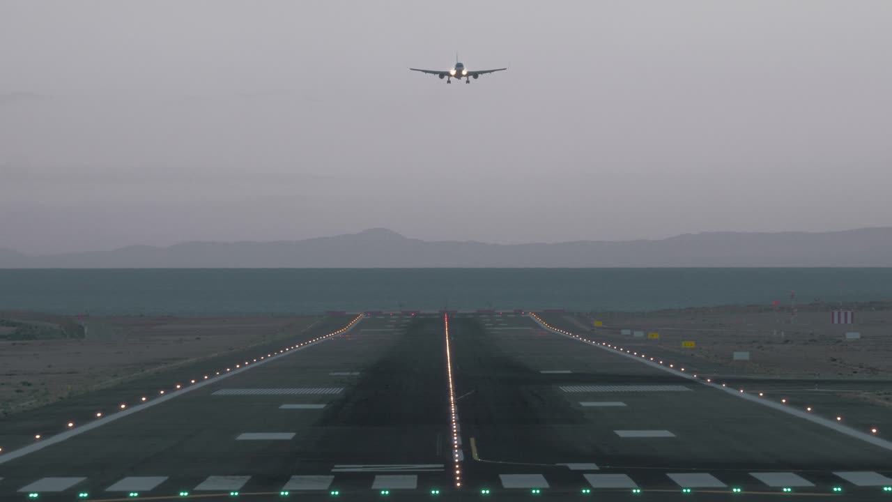 llegada nocturna del avión de pasajeros