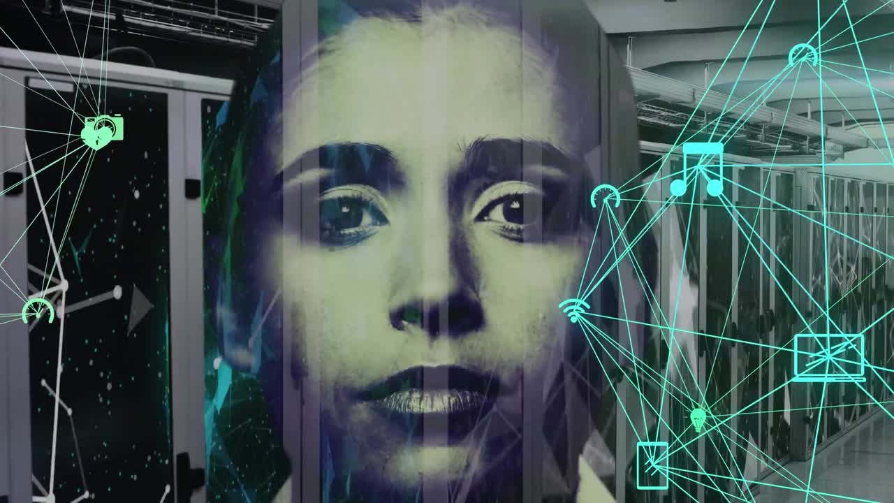 animación de iconos conectados globo, primer plano de mujer caucásica sobre la sala del servidor
