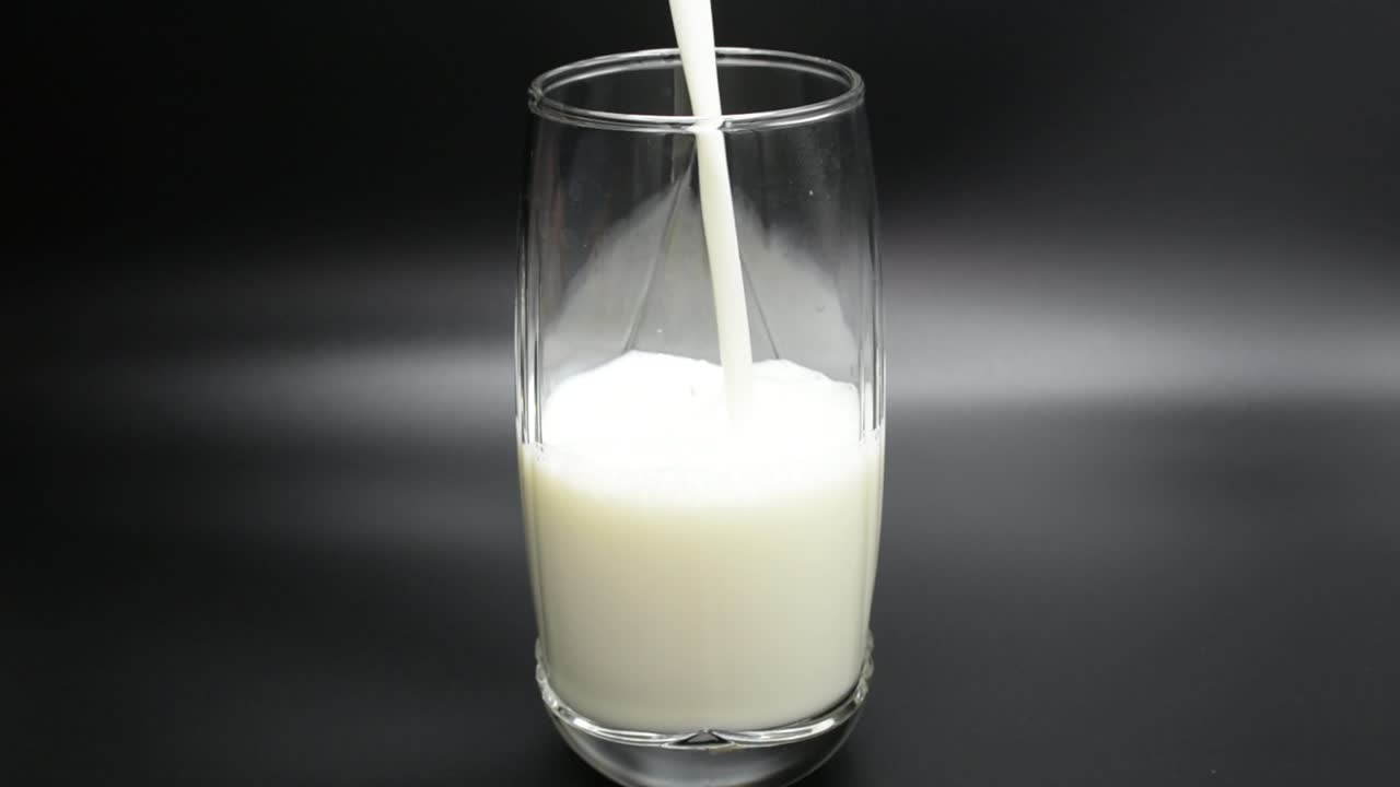 vertiendo leche en un vaso