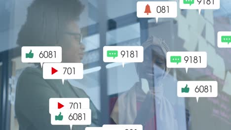 animación de iconos de redes sociales con números sobre diversas personas de negocios.