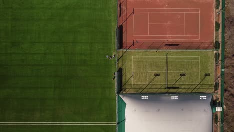 Luftaufnahme-Von-Fußballplatz-Und-Tennisplatz