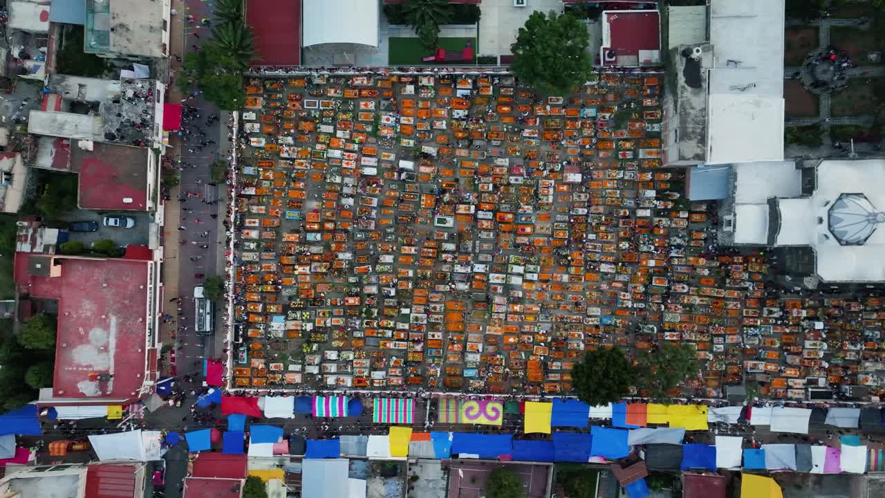 gente haciendo cola en una iglesia el día de los muertos, en méxico - antena de ojo de pájaro