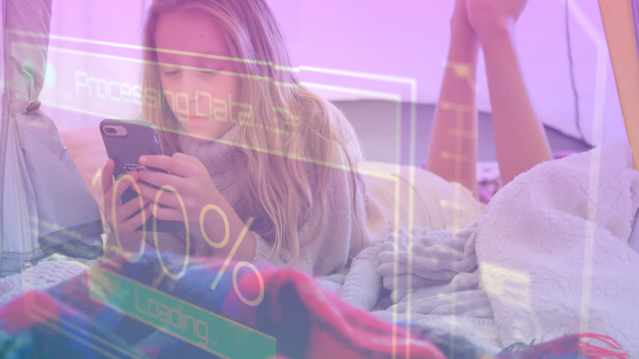 스마트폰을 사용하는 여성 위의 화면에서 데이터 처리의 애니메이션