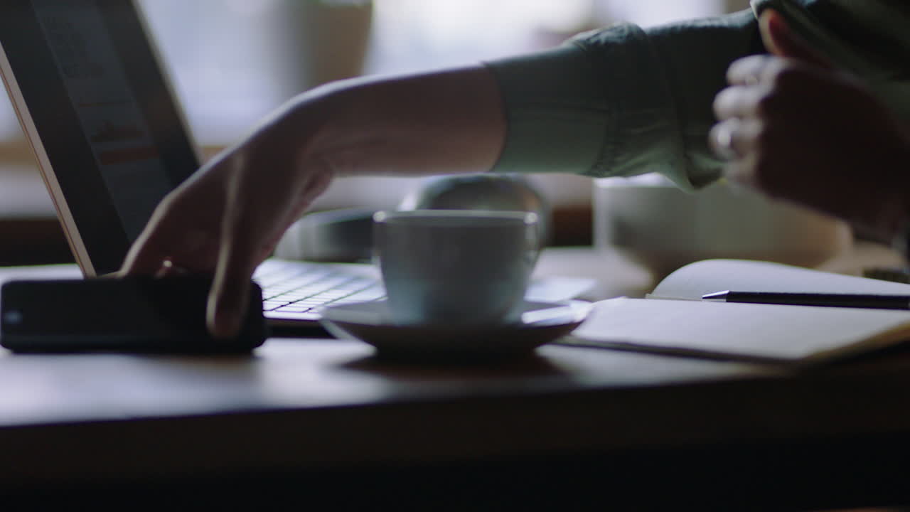 mulher de negócios usando smartphone tirando foto de café na câmera do telefone celular compartilhando estilo de vida de mídia social desfrutando de relaxamento em casa digitando computador portátil de perto mãos