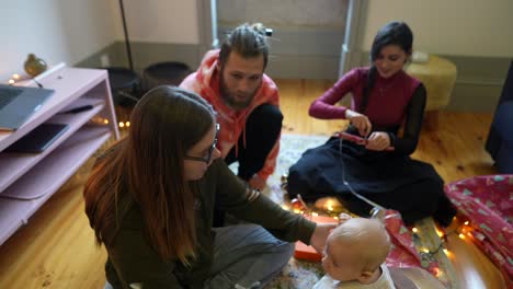 la familia desembalaje de regalos de navidad