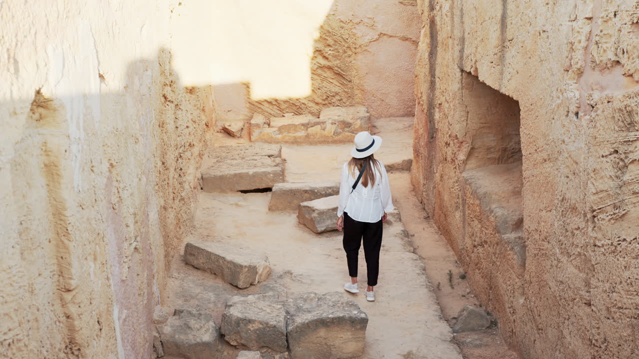 una mujer explorando antiguas ruinas.