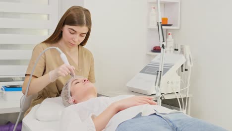 tratamiento facial en un salón de belleza