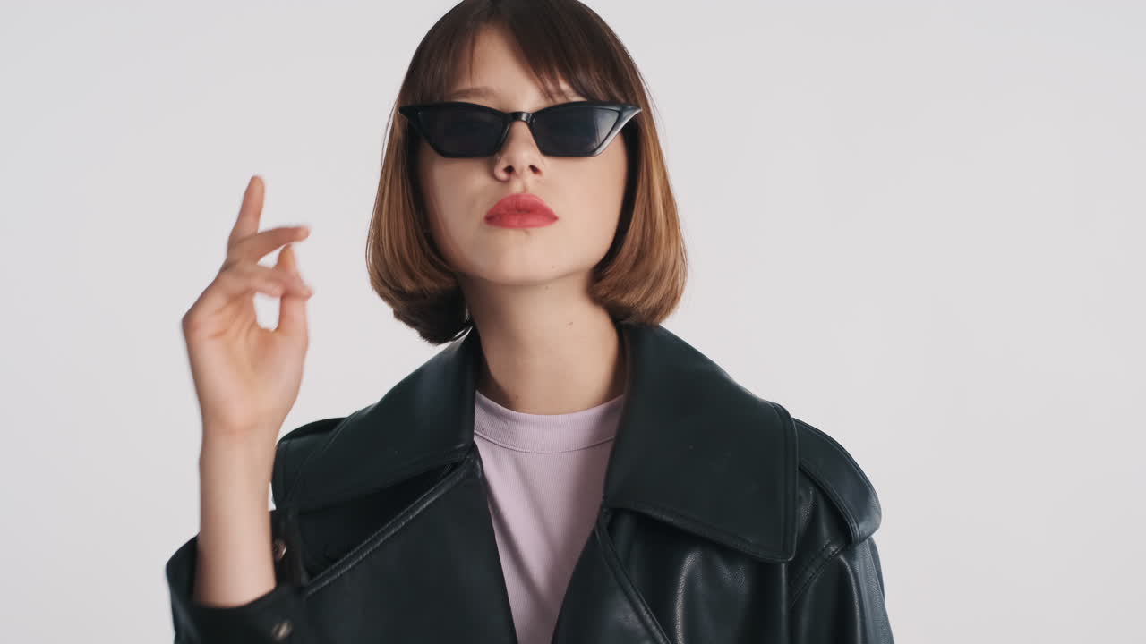 молодая женщина позирует в крутом наряде