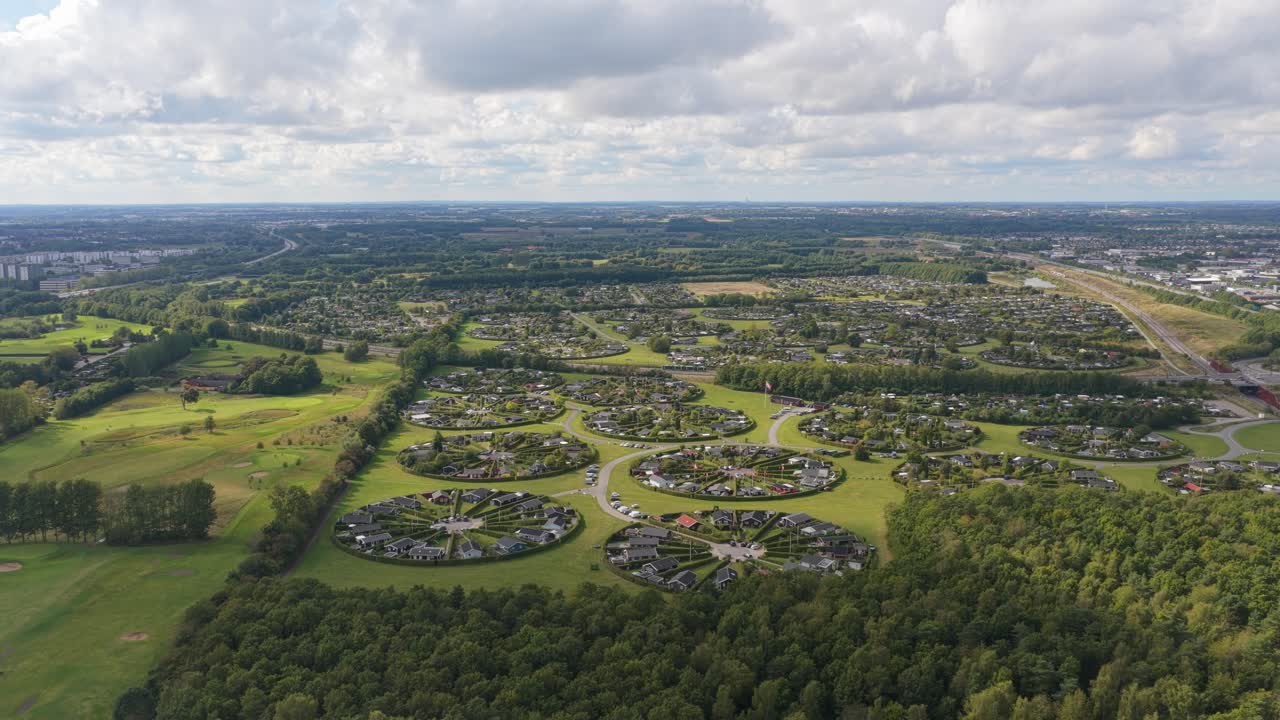 Vista aerea di una città giardino circolare in Danimarca, comunità abitativa eco-sostenibile.