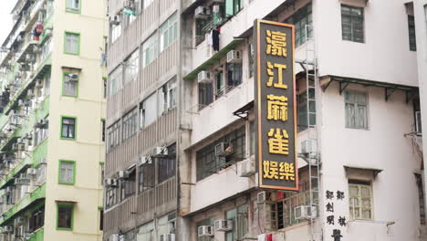 disparo estático de edificios antiguos en la ciudad de hong kong durante un día nublado