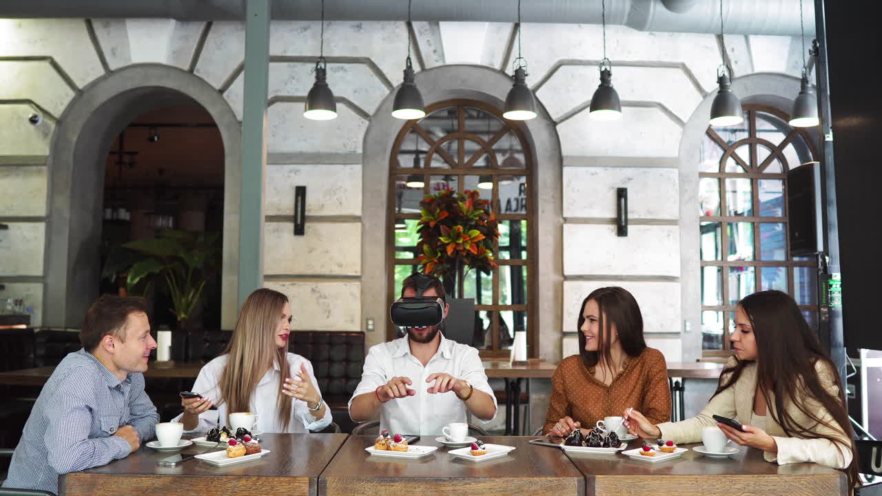 미래 기술 전문가들이 증강현실 헤드 ⁇  개발 전문가들이 미래 기술 프로그래밍을 개발하고 vr 애플리케이션을 개발하고 가상현실을 착용하고 있습니다.