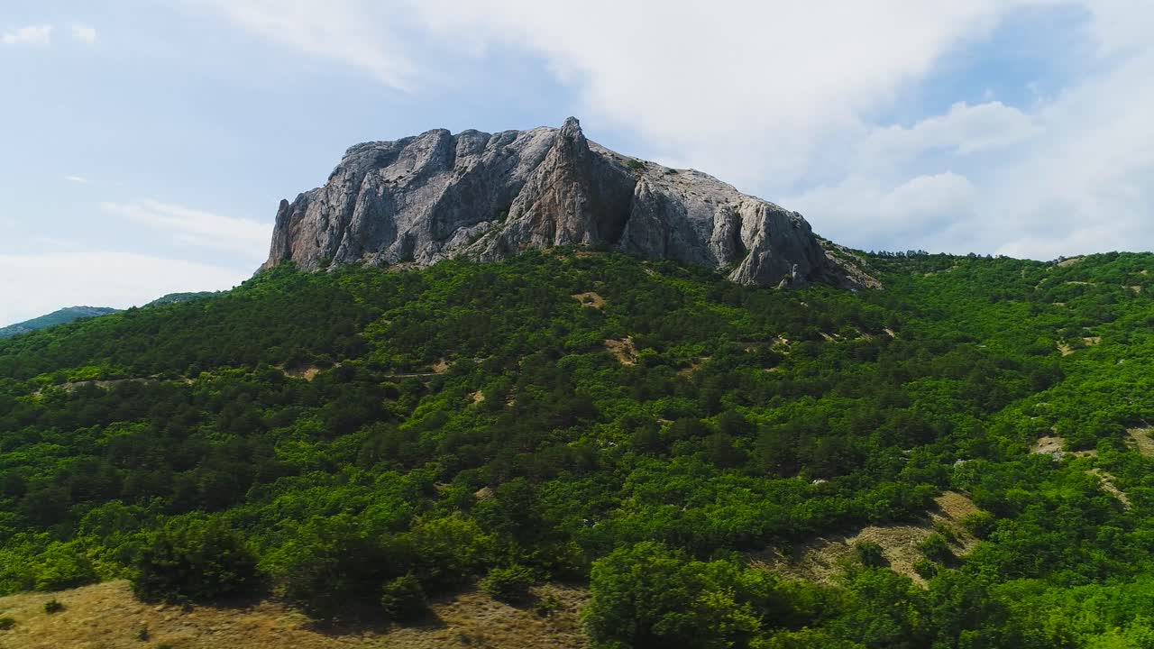 paisaje de montaña con rocas y bosque