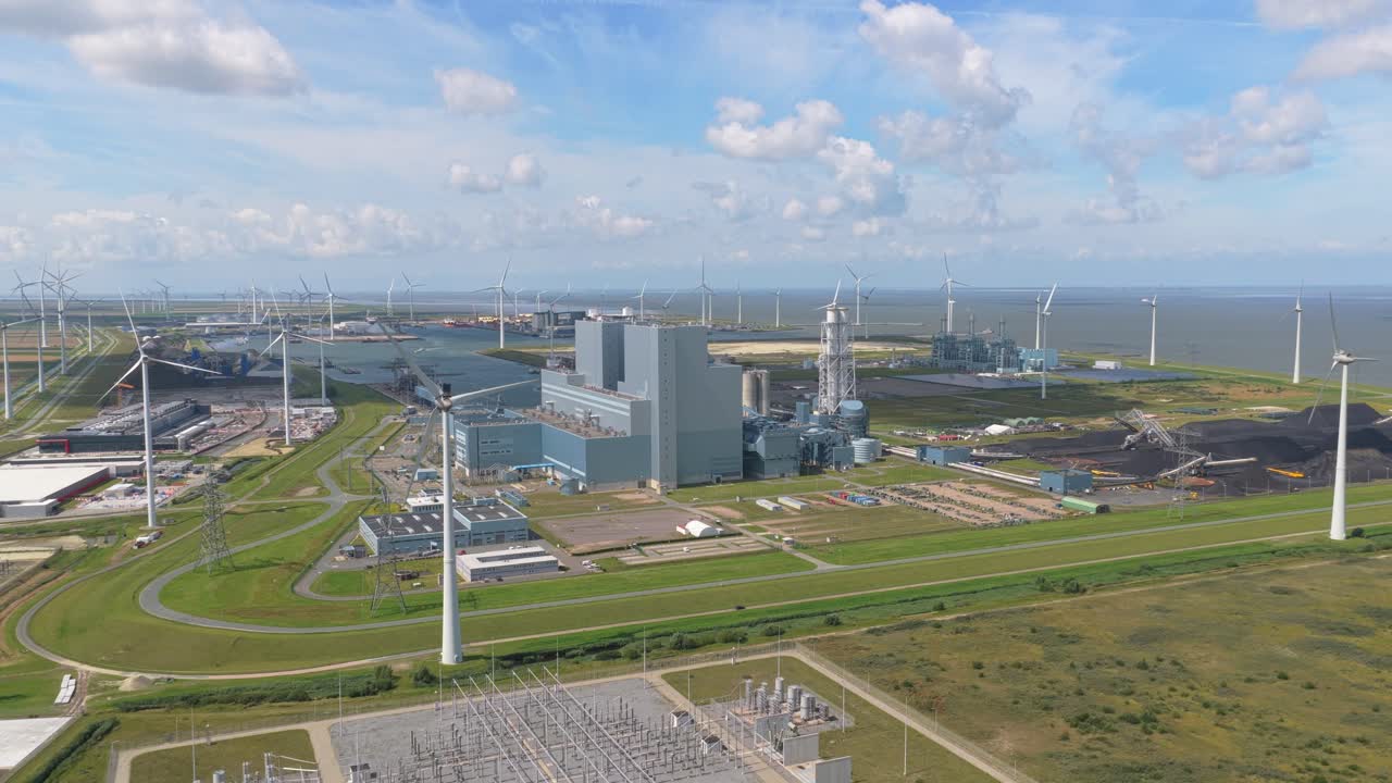 Vista aérea de drone da central elétrica de carvão e biomassa RWE Eemshaven, nos Países Baixos.