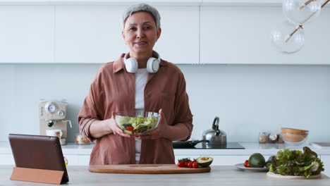 Mujer-Con-Ensalada-En-La-Cocina