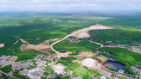 Impresionar-Vista-Panorámica-De-La-Fábrica-De-Cemento-Y-La-Mina-De-Caliche-En-San-Pedro-De-Macoris-En-La-República-Dominicana