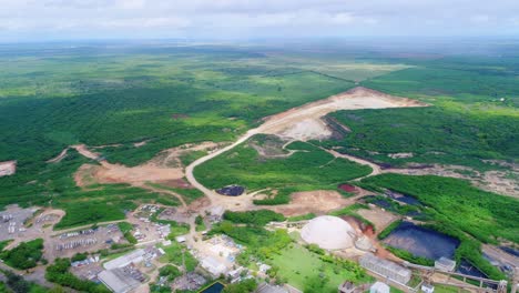 impresionante vista panorámica de la fábrica de cemento y la mina de caliche en san pedro de macorís en la república dominicana.