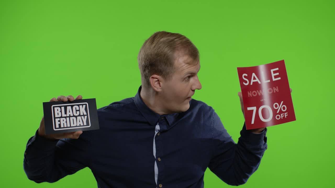 행복한 미치광이 상점 고객: 블랙 프라이데이와 최대 70% 할인 문자 표지판을 보여주는 사람
