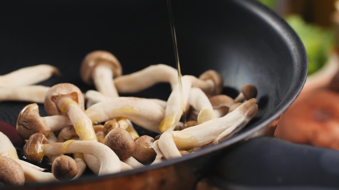 판에 버섯을 요리하는 것