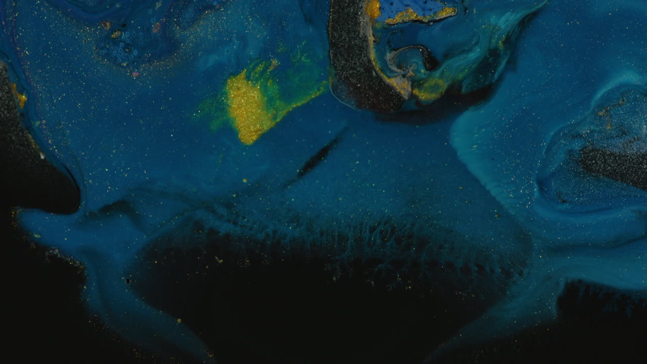 흐르는 푸른 액체는 어두운 색과 노란색 줄무늬를 촉구합니다.