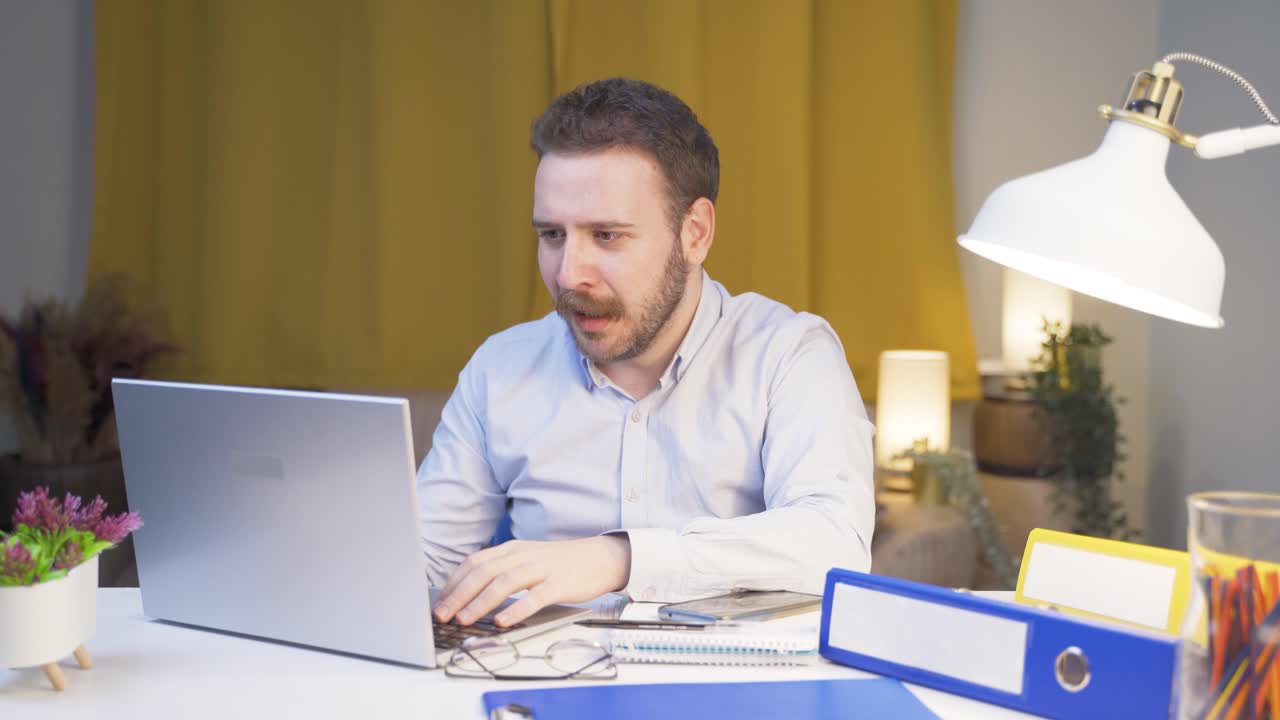 trabajador de oficina en casa hombre en bancarrota, haciendo pérdidas.