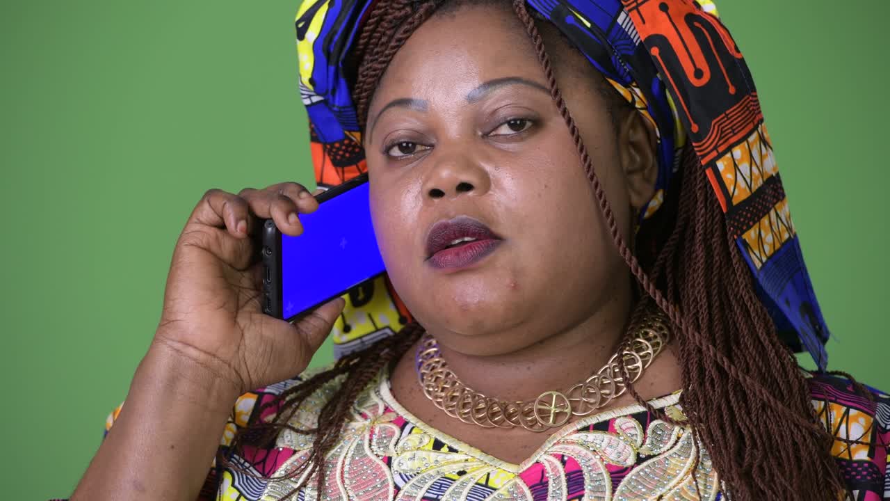 초록색 배경 에 전통 의 옷 을 입은 비만 한 아름다운 아프리카 여자