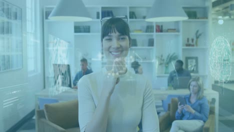 animación de la interfaz infográfica y la hélice dnx sobre una mujer de negocios sonriente con diversos compañeros de trabajo