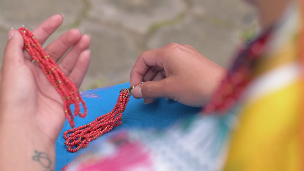 에도르 의 카야베냐스 의 전통 의복 에 긴 은 귀걸이 를 고 있는 젊은 여자 의 느린 동영상 클립