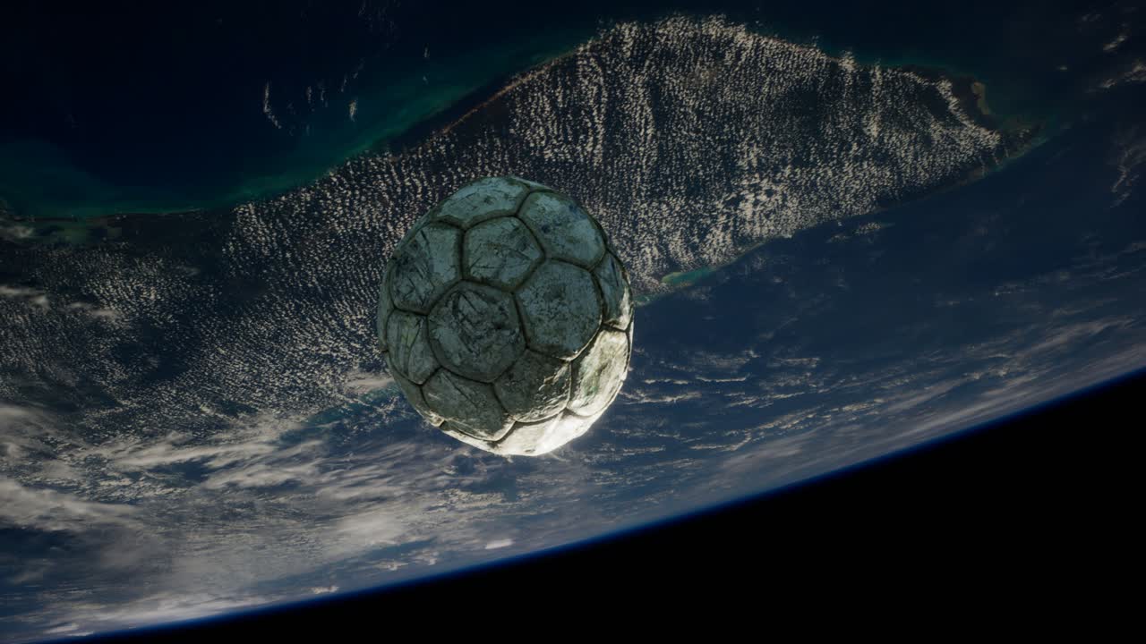 vieja pelota de fútbol en el espacio en órbita terrestre
