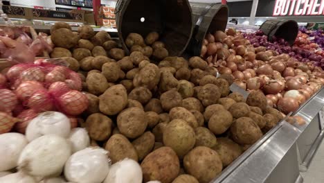 varias verduras en exhibición en un mercado