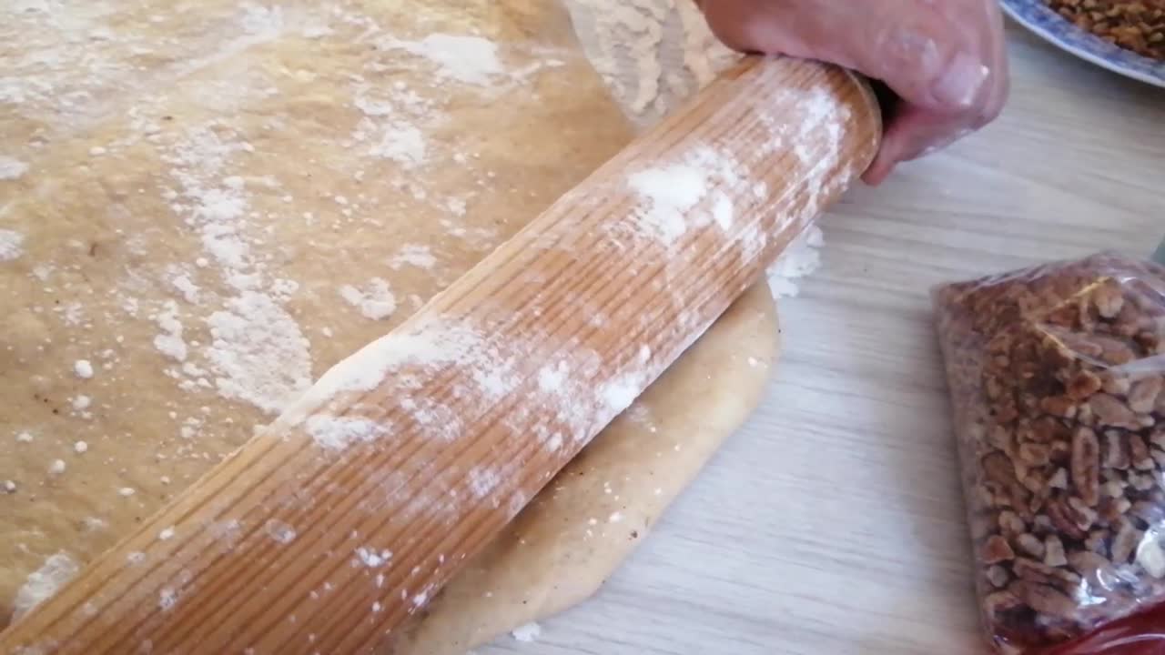 Cucinare ciambelle fatte in casa in famiglia di domenica
