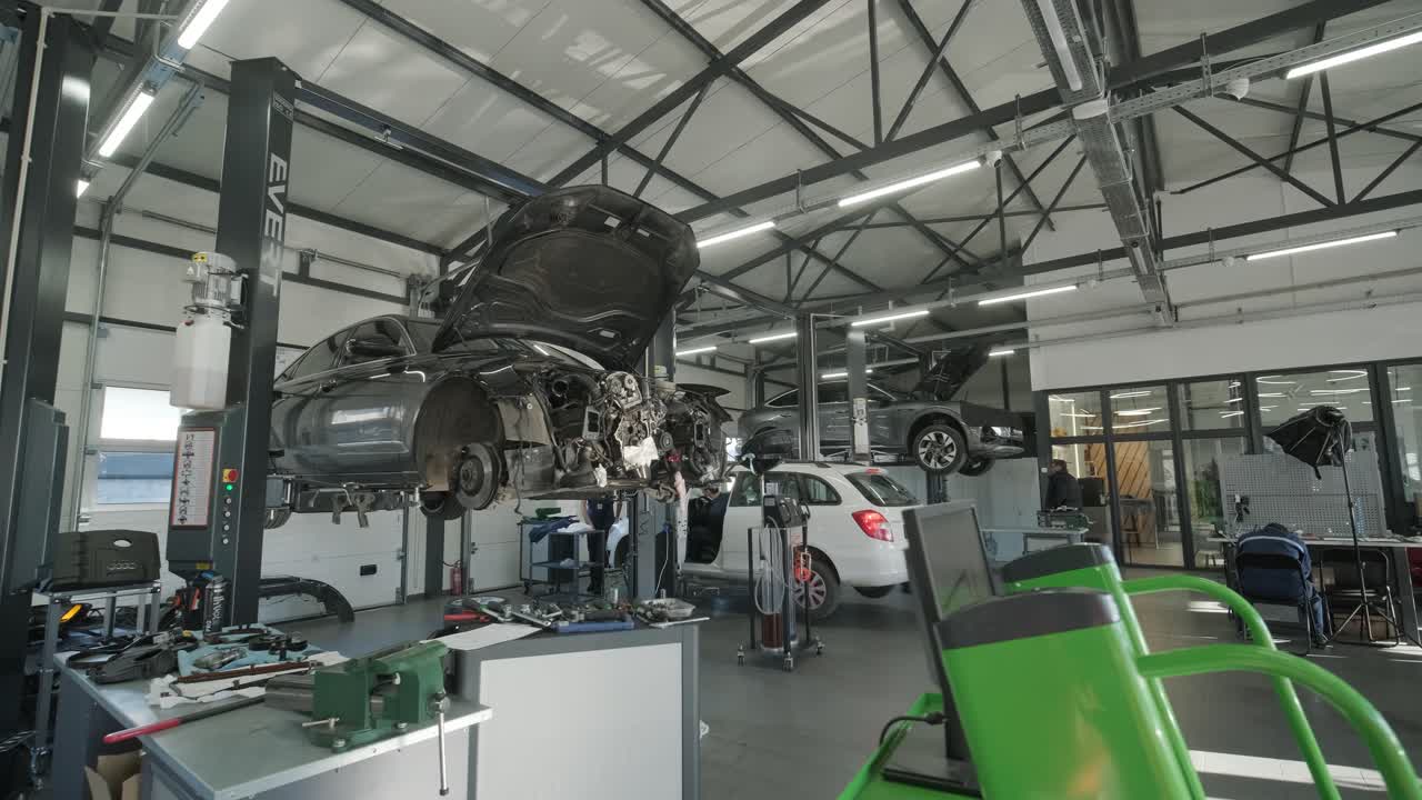 자동차 수리 공장에서 유지 보수 중인 자동차