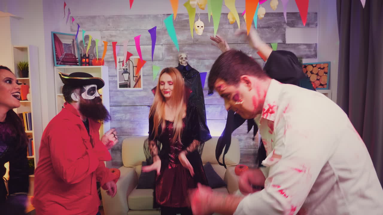 grupo de amigos vestidos con disfraces para la fiesta de halloween