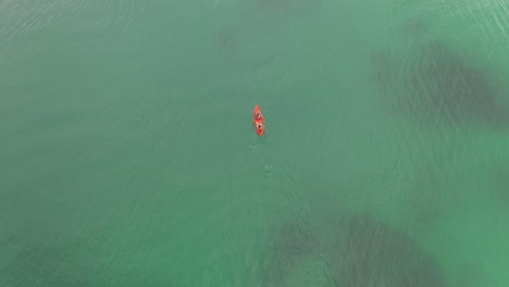 caiaqueiro no oceano
