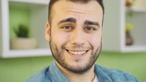 retrato en primer plano de un hombre positivo con una cara sonriente.