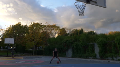 Joven-Con-Un-Regate-De-Baloncesto-Y-Disparando-Siguiendo-Durante-Una-Sesión-De-Práctica